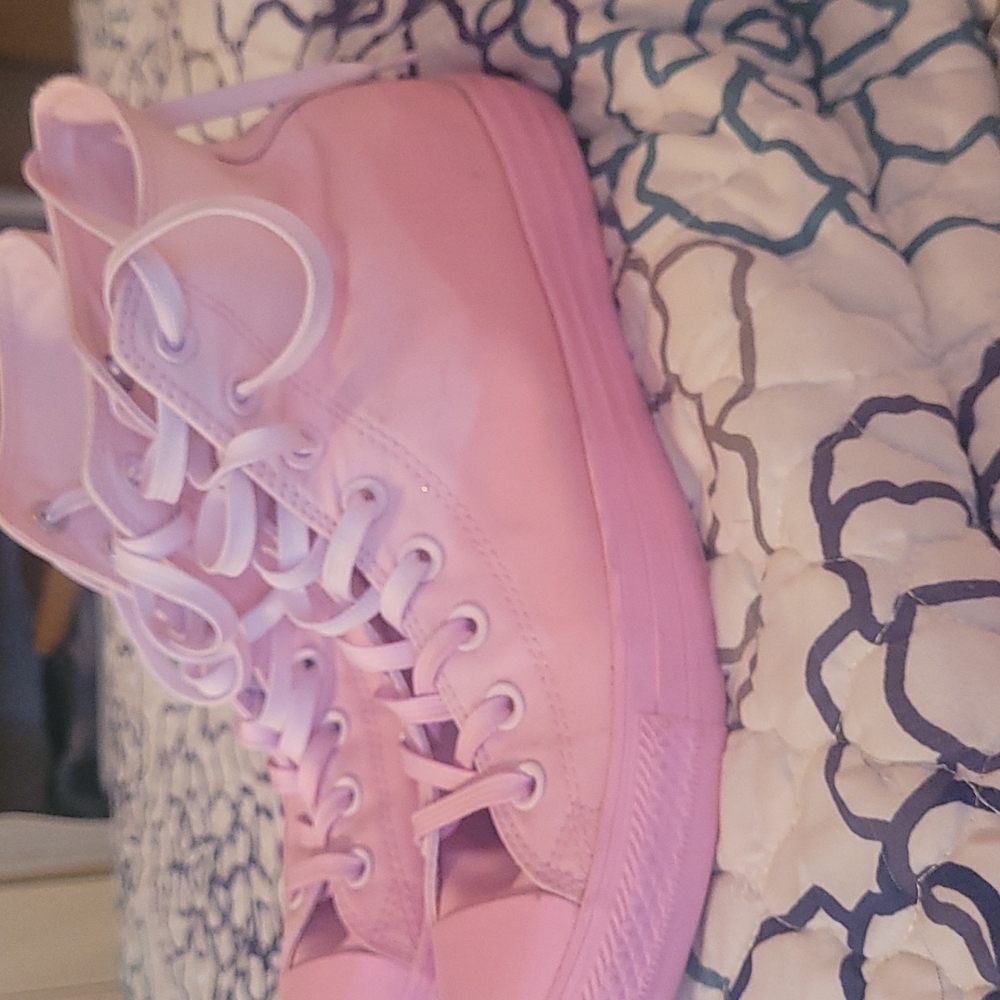 Unisex Converse size 9.5 PINK